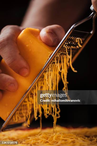 ¿cómo puede haber demasiado queso? - rallado fotografías e imágenes de stock