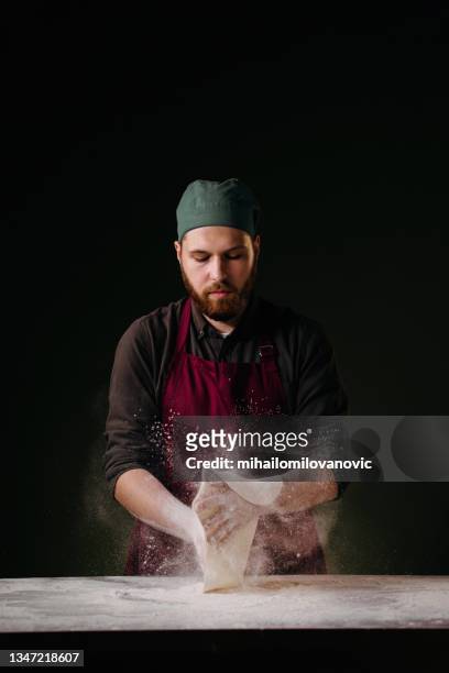 a master pizza chef at work - knåda bildbanksfoton och bilder
