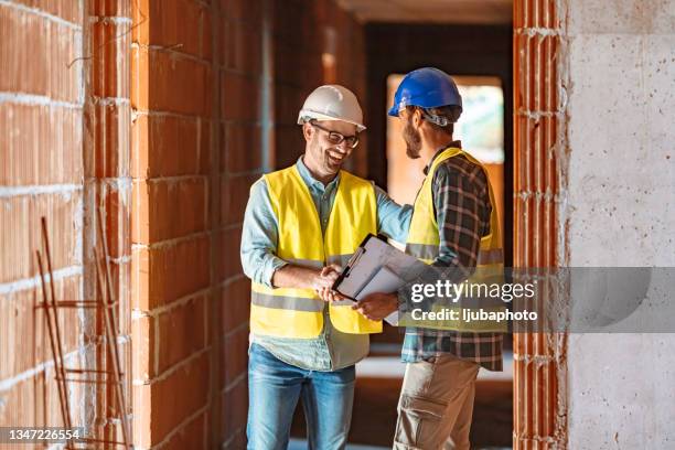 constriction worker shaking hand of contractor - arbetarklass bildbanksfoton och bilder