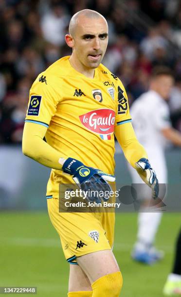 Goalkeeper of Angers Paul Bernardoni, Mauro Icardi of PSG, Pierrick Capelle of Angers during the Ligue 1 Uber Eats match between Paris Saint-Germain...