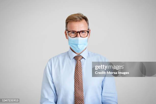 latin american doctor in face mask during covid-19 - ties imagens e fotografias de stock