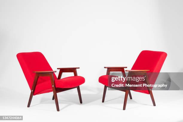 two retro red armchairs isolated on a white background - 兩件物體 個照片及圖片�檔