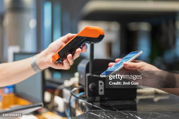 mobile payment, hand close-up - convenient store 個照片及圖片檔