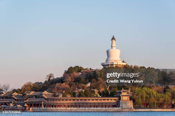 beijing beihai park at sunset - beihai park stockfoto's en -beelden