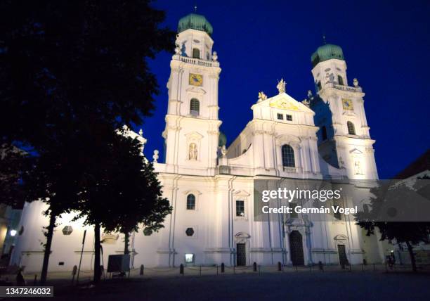 passau baroque st. stephan cathedral church at night, germany - パッサウ ストックフォトと画像