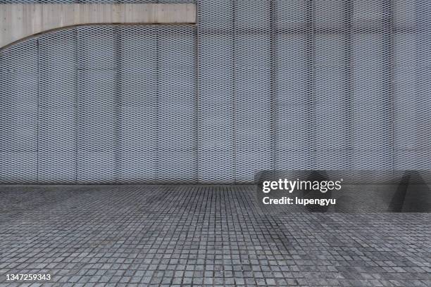 empty street and wall - empty street stockfoto's en -beelden