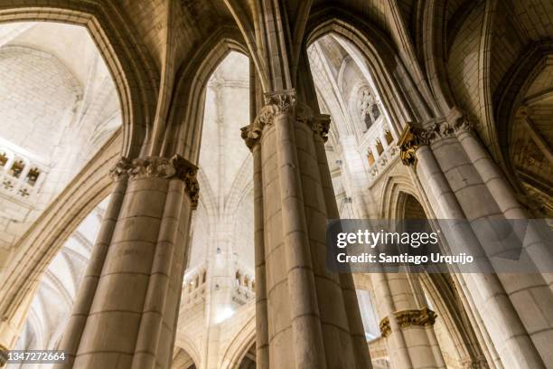 interior of cathedral of santa maria - vitoria spain - fotografias e filmes do acervo