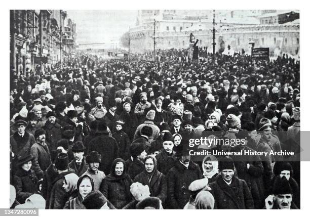 Demonstration in Teatralny Proyezd during the February Revolution. Photo by A. Savelyev..