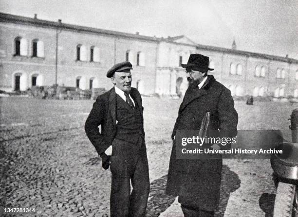 Vladimir Lenin with Bonch-Bruevich V. D. , walking in the Kremlin..., Fotografía de noticias