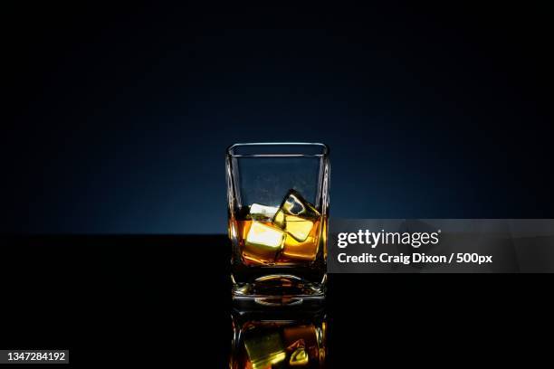 close-up of whiskey in glass on table against black background - bourbon whiskey 個照片及圖片檔