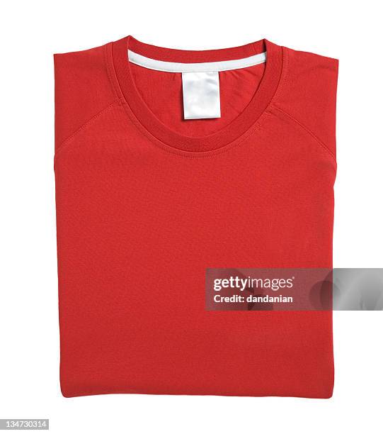 una camiseta roja - ropa doblada fotografías e imágenes de stock