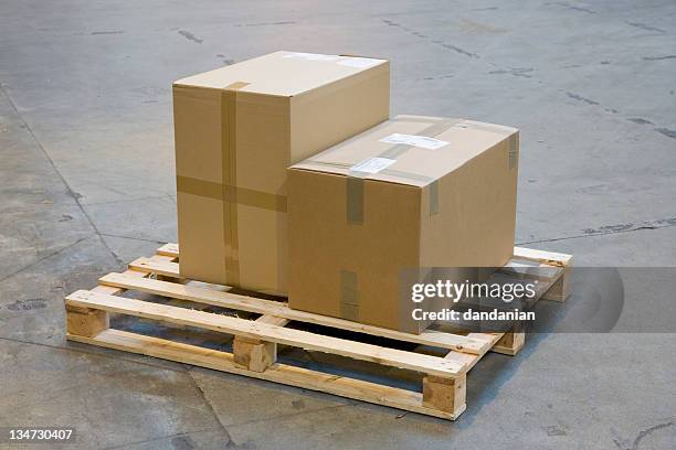 two cardboard boxes on a pallet - pallet industrial equipment 個照片及圖片檔