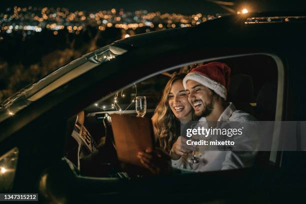 glückliches paar während des silvester-videoanrufs - car horn stock-fotos und bilder