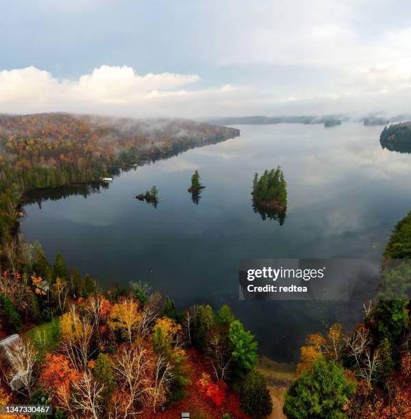 imagem aérea tirada durante o pôr do sol sobre o lago muskoka. localizado perto de huntsville e bracebridge, canadá. - great lakes - fotografias e filmes do acervo