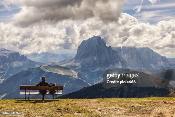 outdoor-landschaft in den dolomiten: wanderfrau - gardena stock-fotos und bilder