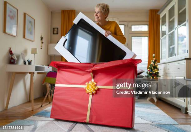 huge christmas gift - appliance shopping stock pictures, royalty-free photos & images