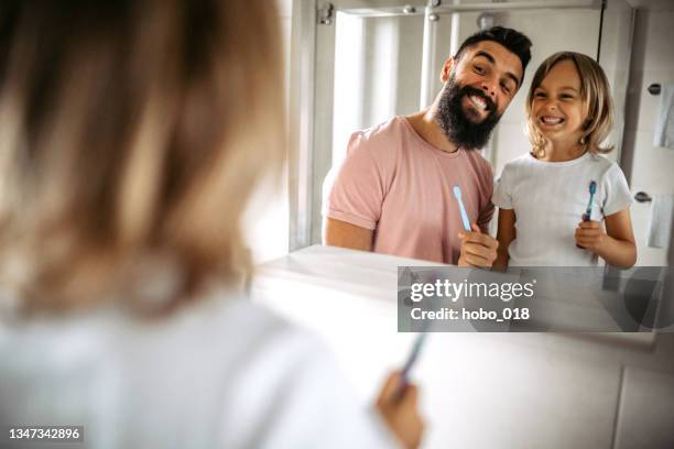 lernen über zahnpflege - zahnkaries stock-fotos und bilder