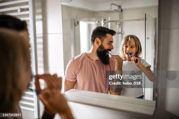 learning about dental care - tandpasta stockfoto's en -beelden