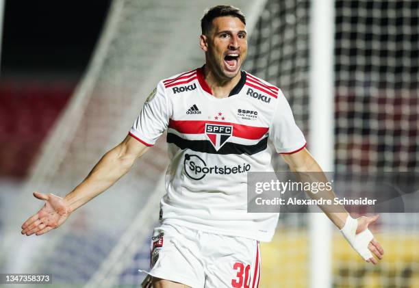 Jonathan Calleri of Sao Paulo celebrates after scoring the first goal of his team during a match between Sao Paulo and Corinthians as part of...