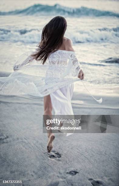 schönes brünettes mädchen mit langen haaren in weißem kleid bei sonnenuntergang stockfoto - girl dress romantic stock-fotos und bilder
