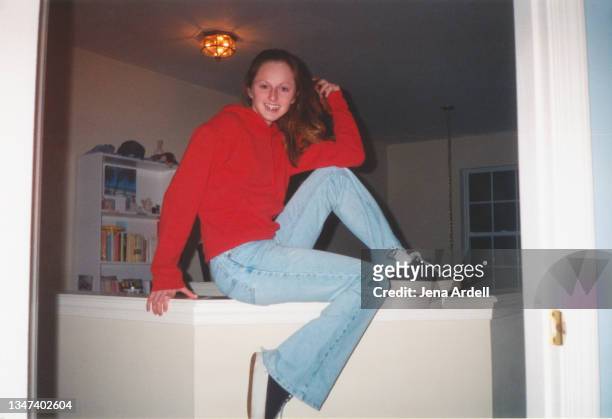 vintage 1990s teenager with 90s style, y2k style, flared jeans and platform sneakers - fashion archive stockfoto's en -beelden