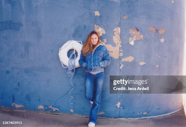 denim jacket, flared jeans, and platform sneakers: 2000s teenager with y2k style - 2000s style photos et images de collection