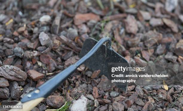 garden hoe on mulch - jäthacke stock-fotos und bilder