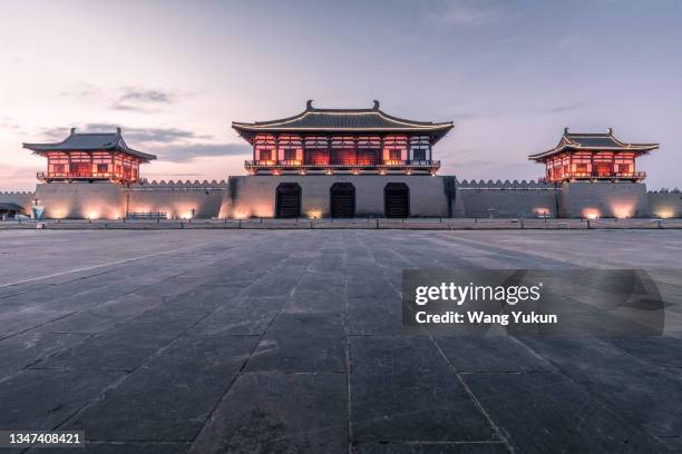 dingding gate in luoyang, henan - silk road stock-fotos und bilder