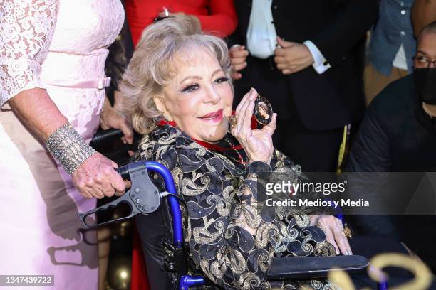 Actress Silvia Pinal shows her medal during recognition of her artistic career, at Salón Las Tertulias on October 18, 2021 in Mexico City, Mexico.