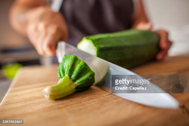 cuisine - découper une courgette - marrow squash 個照片及圖片檔