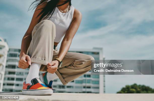 foto de una mujer irreconocible pasando un día en la ciudad - zapatos marrones fotografías e imágenes de stock