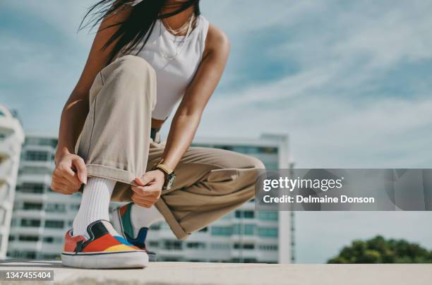 scatto di una donna irriconoscibile che trascorre una giornata in città - calzature foto e immagini stock