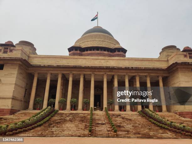 india's presidential house or rashtrapati bhawan a colonial building seen from front court yard - rajpath stockfoto's en -beelden