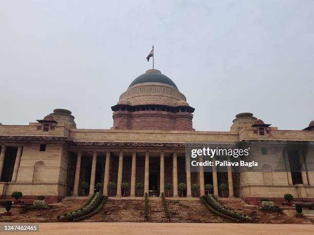 india's presidential house or rashtrapati bhawan a colonial building seen from front court yard - rashtrapati bhavan presidential palace stock pictures, royalty-free photos & images