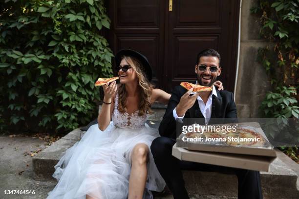 bride and groom on a wedding day - engagement imagens e fotografias de stock