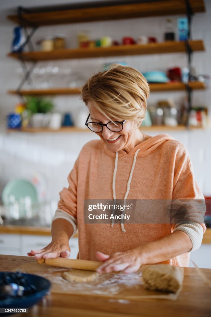 Frau backt Weihnachts-Lebkuchenplätzchen