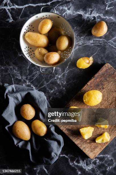 boiled potatoes - nieuwe aardappel stockfoto's en -beelden