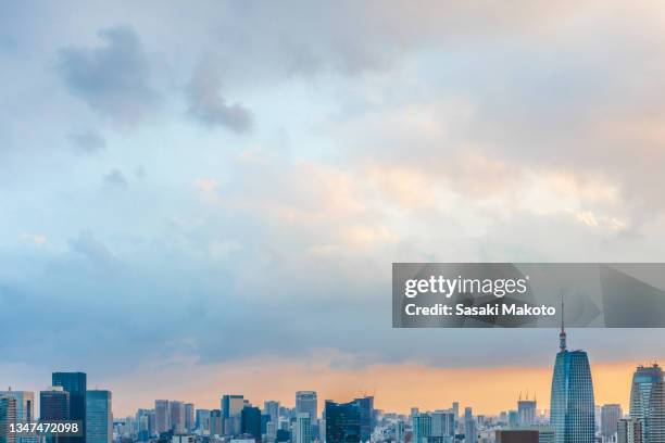 twilight in tokyo - tokyo skyline sunset stock pictures, royalty-free photos & images