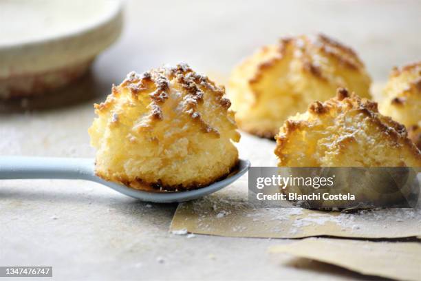 coconut macaroon cookies on a table - coconut biscuits stock-fotos und bilder