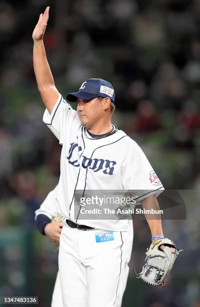 Daisuke Matsuzaka of the Saitama Seibu Lions applauds fans after throwing his final pitch of his professional career against Kensuke Kondo of the...