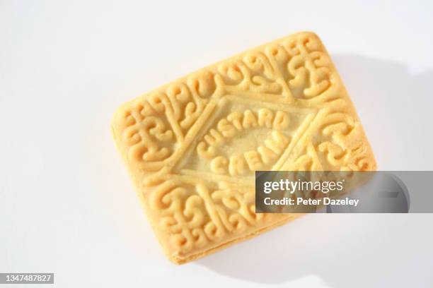 custard cream biscuit - vanillesoße stock-fotos und bilder