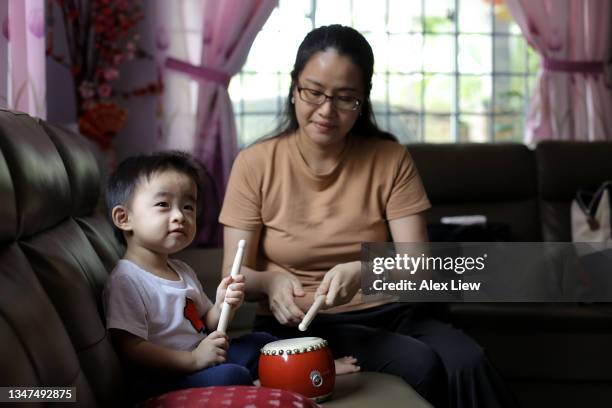 asian toddler - alex drumming 個照片及圖片檔