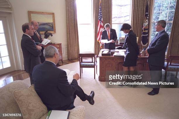 President George W Bush meets with White House staff in the Oval Office, Washington DC, November 28, 2001. He was preparing for a meeting with the UN...