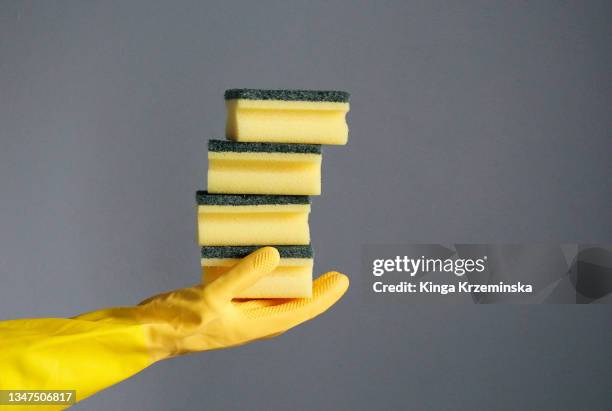 cleaning sponges - green glove stockfoto's en -beelden