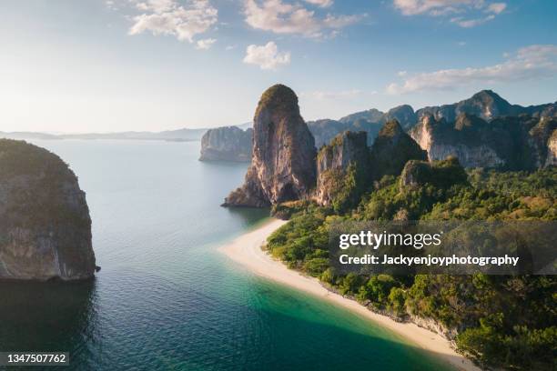 aerial high angle view of the sandy coastline near railay beach, in the krabi province, thailand. - ao nang fotografías e imágenes de stock