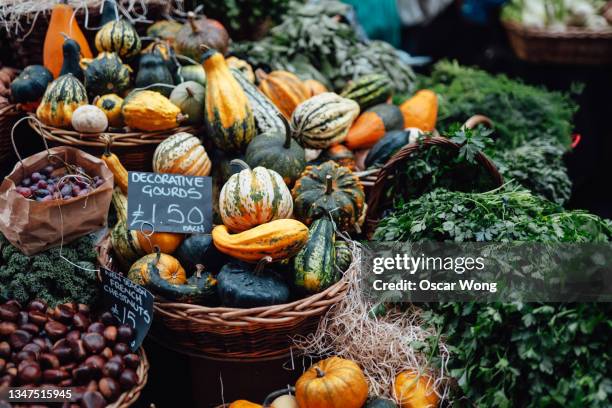 organic vegetables at farmer's market for sale - for sale frase en inglés fotografías e imágenes de stock