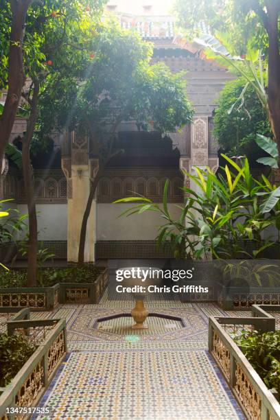 bahia palace architecture, marrakech, morocco - fountain courtyard fotografías e imágenes de stock