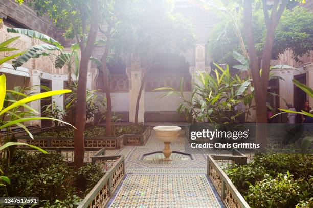 bahia palace architecture, marrakech, morocco - fountain courtyard fotografías e imágenes de stock