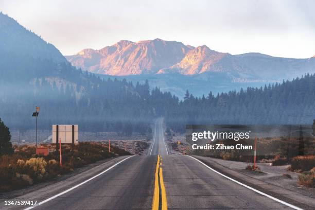 road to the mountain - images of mammoth - fotografias e filmes do acervo