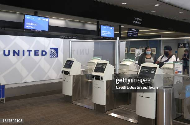 Universal Check In Us United Airlines Check In Photos and Premium High Res Pictures ...